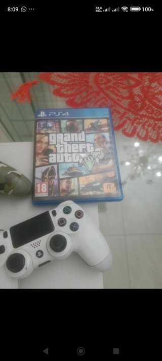 PS4 con 2 controller e gioco
