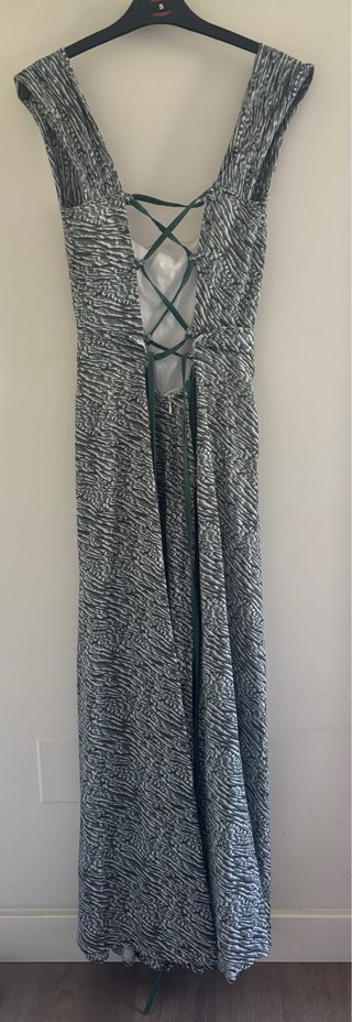 Vestido largo verde con espalda abierta