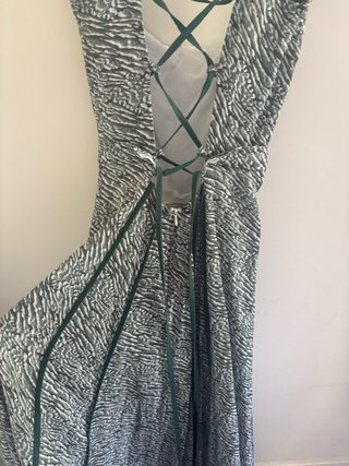 Vestido largo verde con espalda abierta