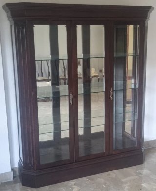 Vitrina madera y cristal con luz interior.