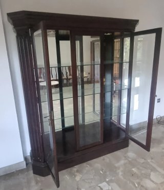 Vitrina madera y cristal con luz interior.