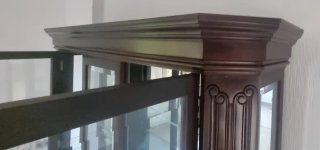 Vitrina madera y cristal con luz interior.