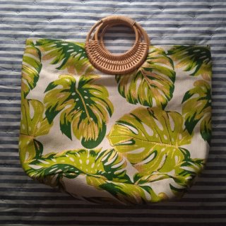 Bolso de mano con estampado tropical