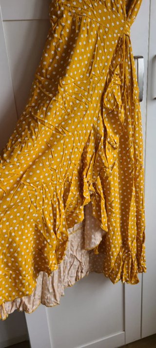 Vestido amarillo con lunares blancos