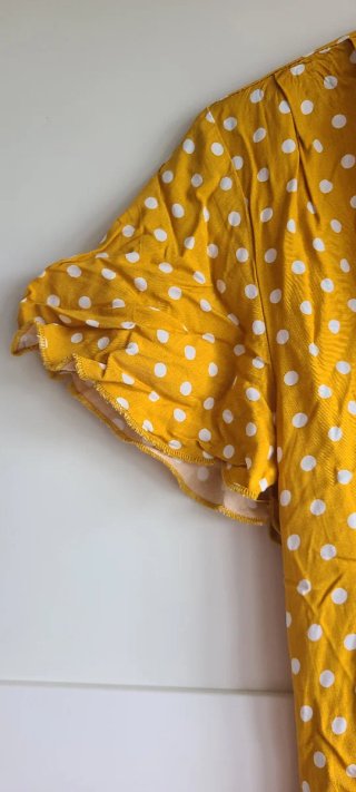 Vestido amarillo con lunares blancos