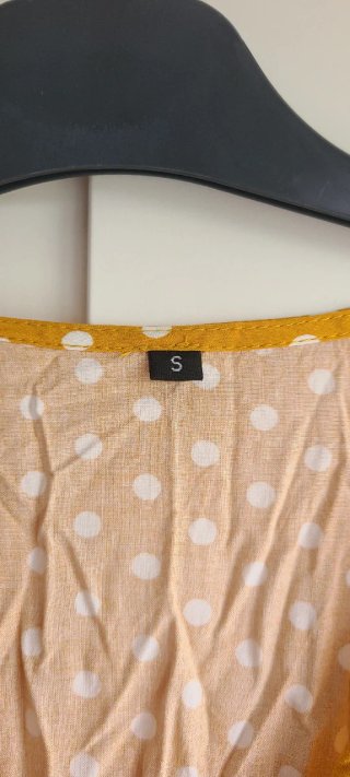 Vestido amarillo con lunares blancos