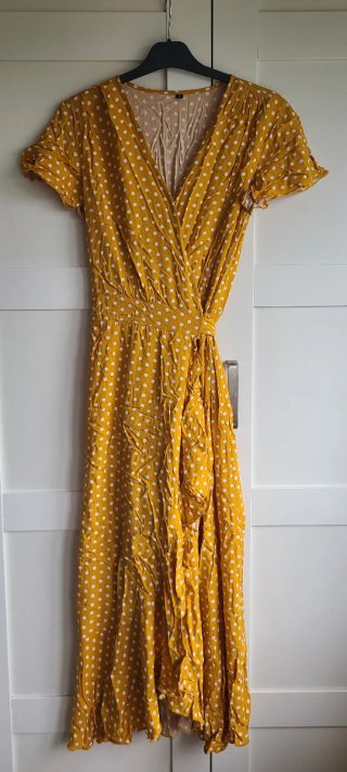 Vestido amarillo con lunares blancos