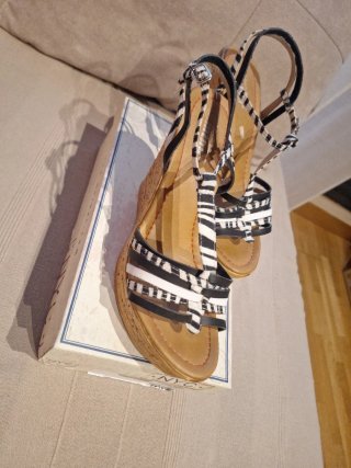 Sandalias MTNG cuña estampado cebra