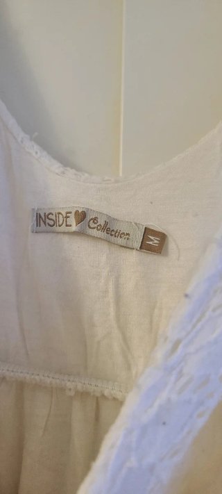 Vestido blanco con cinturón marrón