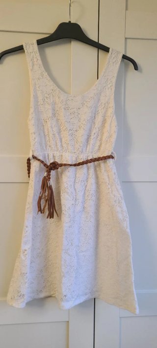 Vestido blanco con cinturón marrón
