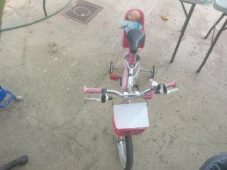 Bicicleta infantil rosa con ruedines