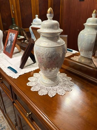 Jarrón de porcelana con flores