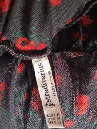 Falda Stradivarius negra con estampado floral rojo