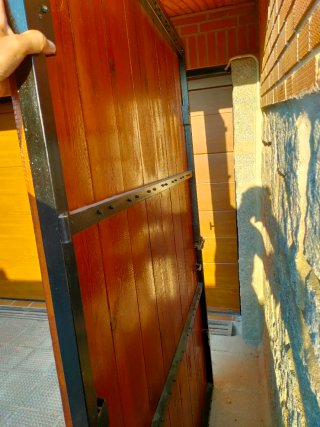 Puerta de garaje de madera exterior