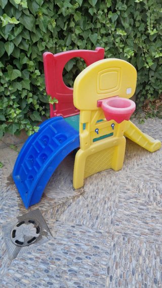 Tobogán infantil con canasta