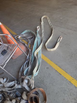 Eslingas de sujeción y fajas.