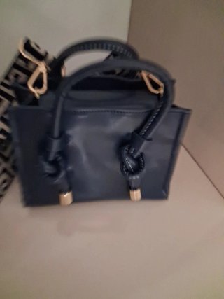 Bolso Zara Azul Marino con Detalles Dorados