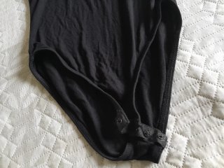 Body Negro con Volantes Hombros Descubiertos