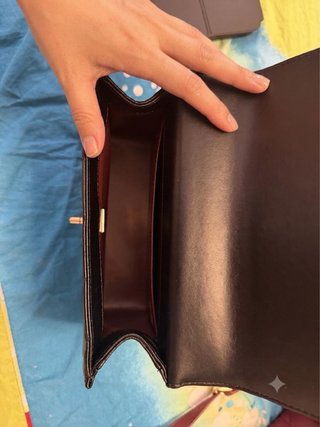Bolso negro acolchado con cadena dorada