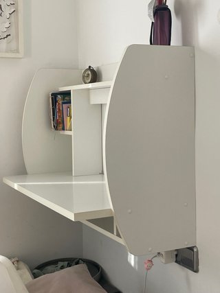Escritorio de pared blanco