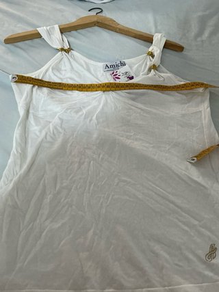 Camiseta Amichi con detalles dorados