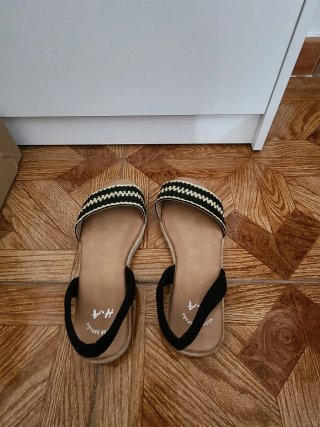 Sandalias negras y beige