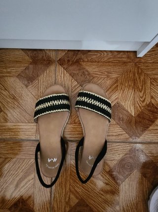 Sandalias negras y beige