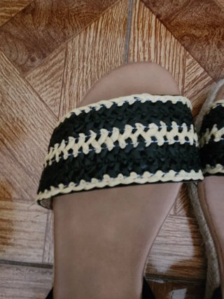 Sandalias negras y beige