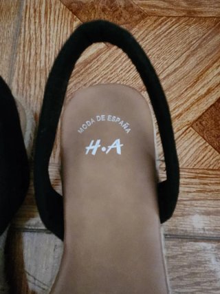 Sandalias negras y beige