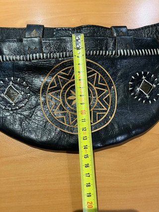Riñonera de cuero con diseño tribal