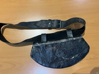 Riñonera de cuero con diseño tribal
