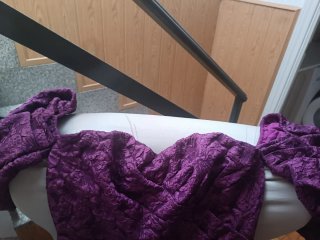 Vestido invitada morado con volantes