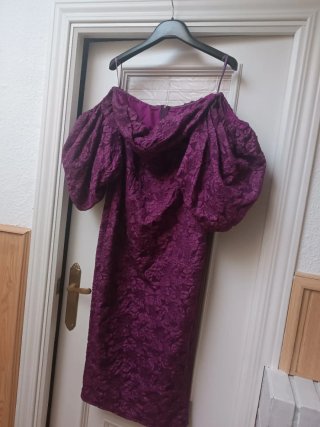 Vestido invitada morado con volantes