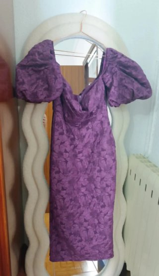 Vestido invitada morado con volantes