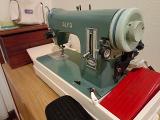 Máquina de coser Alfa De Luxe Antigua. Con maleta