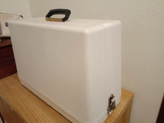 Máquina de coser Alfa De Luxe Antigua. Con maleta