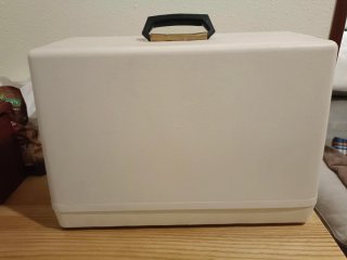 Máquina de coser Alfa De Luxe Antigua. Con maleta