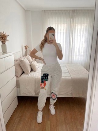 Chándal Bershka gris con parches Talla XS