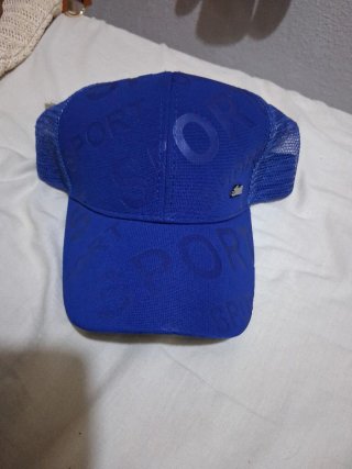 Gorra azul con malla
