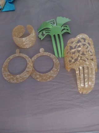 Pendientes, peineta y brazalete nacarados
