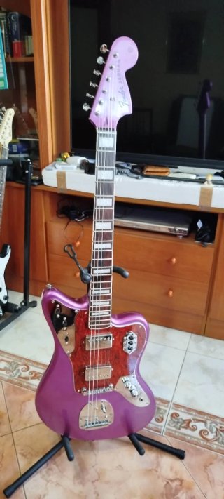 Guitarra Jaguar estilo Fender púrpura