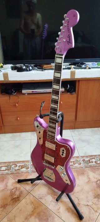 Guitarra Jaguar estilo Fender púrpura