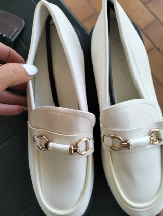 Mocassini donna bianchi con fibbia oro