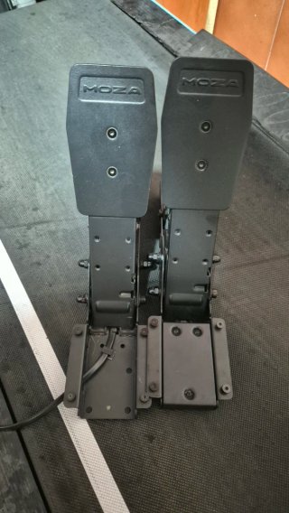 Volantes, pedal de frenos y acelerador y base r3