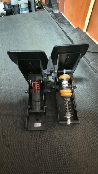 Volantes, pedal de frenos y acelerador y base r3