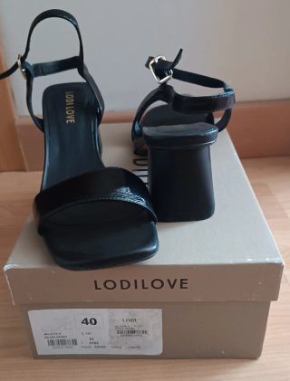 Sandalias LODI mujer tacón medio negras.