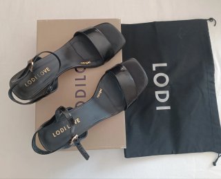 Sandalias LODI mujer tacón medio negras.