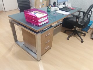 2 cajoneras de oficina con ruedas y cristal