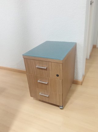 2 cajoneras de oficina con ruedas y cristal