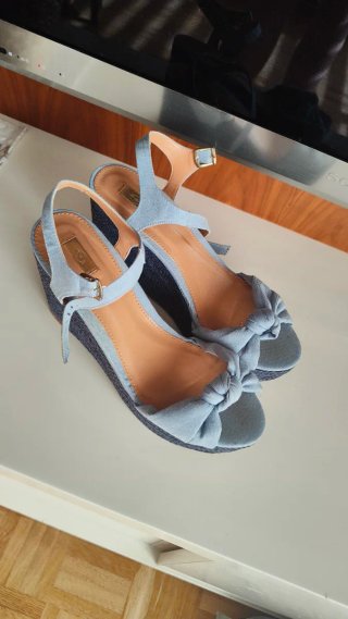 Sandalias cuña plataforma azul.
